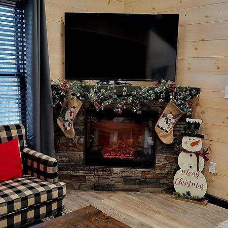 Lil Cabin In The Cove! Mtn Views, Theater, Hot Tub, Games, King Beds, Prime Location! Sevierville Exterior photo