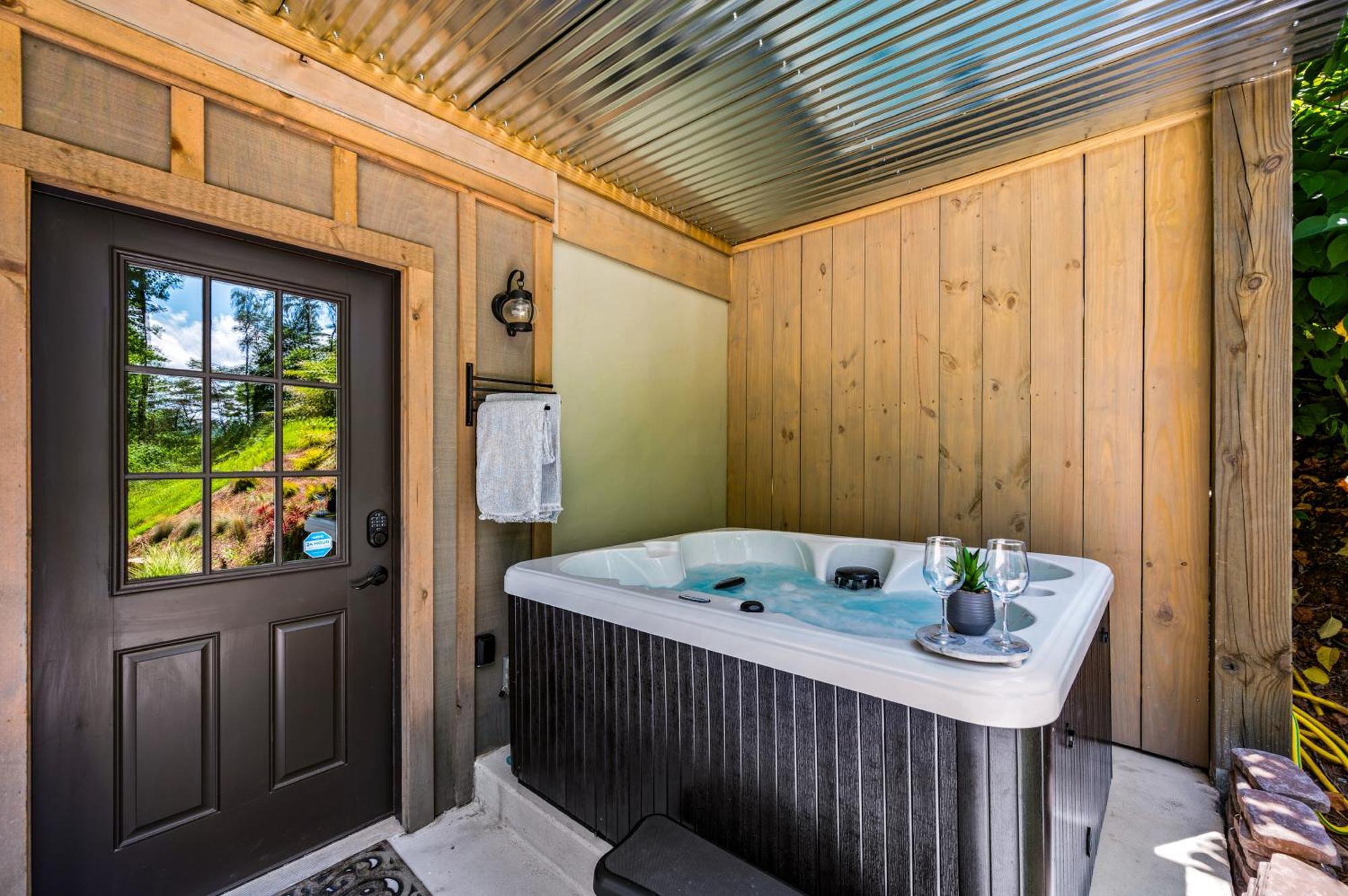 Lil Cabin In The Cove! Mtn Views, Theater, Hot Tub, Games, King Beds, Prime Location! Sevierville Exterior photo