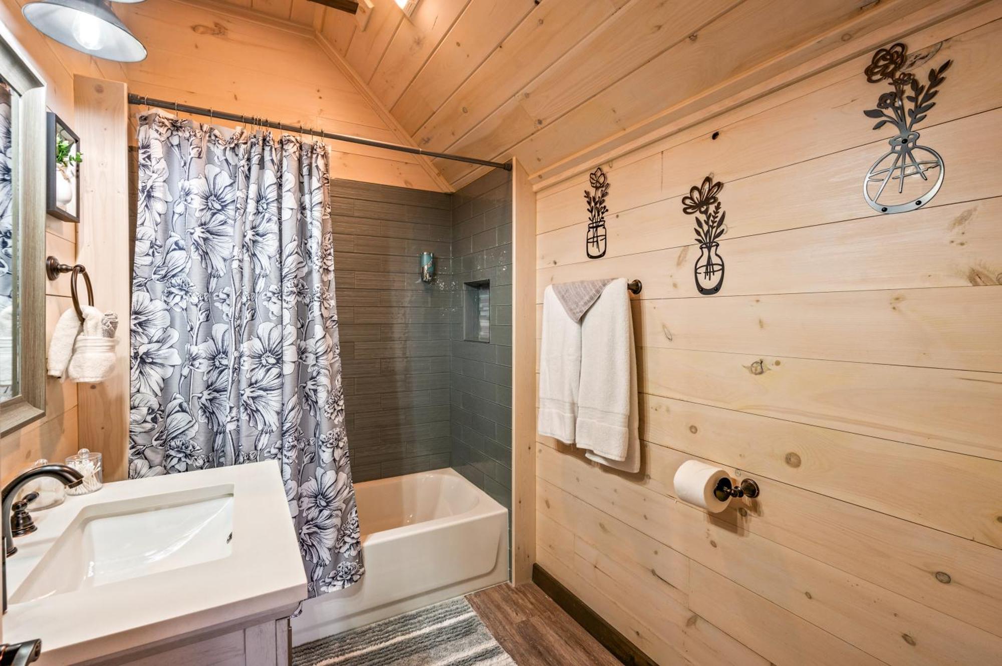 Lil Cabin In The Cove! Mtn Views, Theater, Hot Tub, Games, King Beds, Prime Location! Sevierville Exterior photo