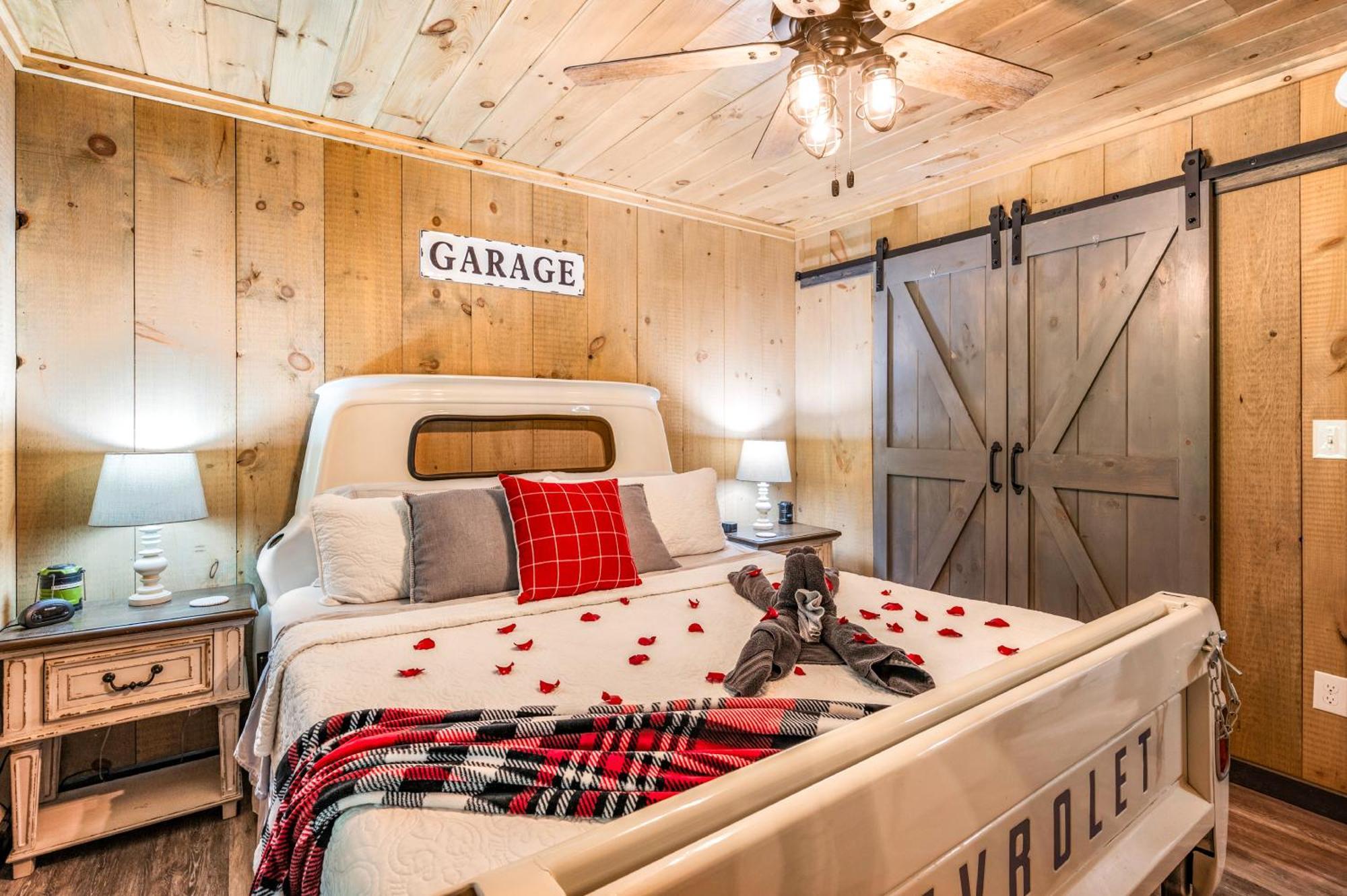 Lil Cabin In The Cove! Mtn Views, Theater, Hot Tub, Games, King Beds, Prime Location! Sevierville Exterior photo