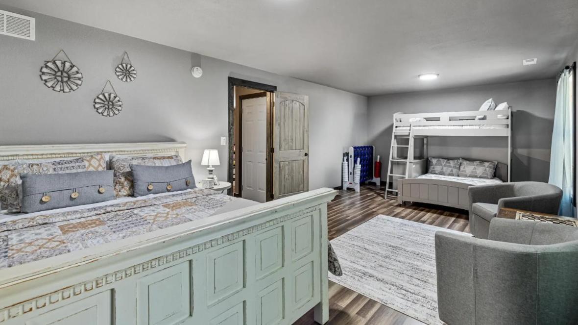 Lil Cabin In The Cove! Mtn Views, Theater, Hot Tub, Games, King Beds, Prime Location! Sevierville Exterior photo