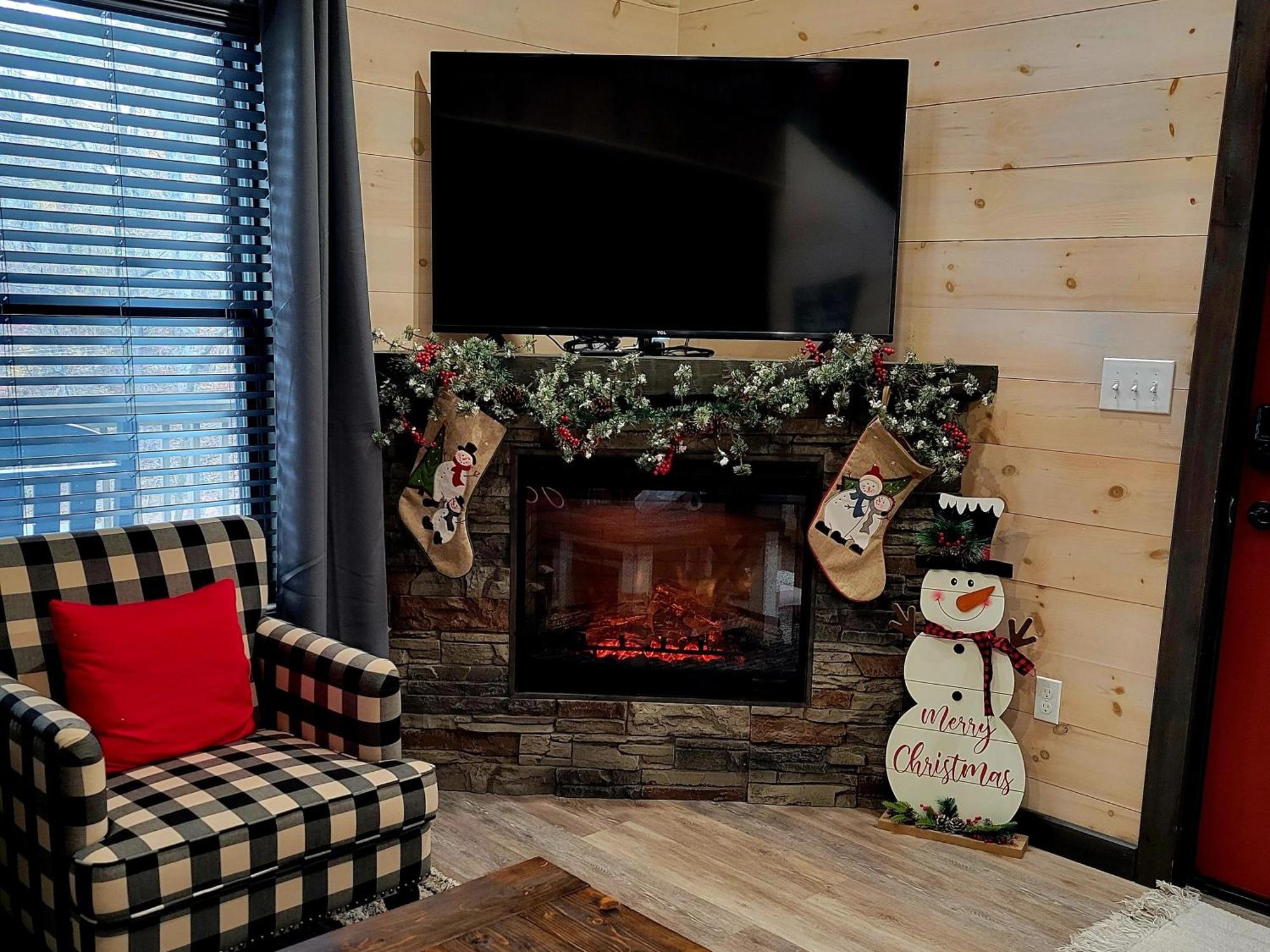 Lil Cabin In The Cove! Mtn Views, Theater, Hot Tub, Games, King Beds, Prime Location! Sevierville Exterior photo